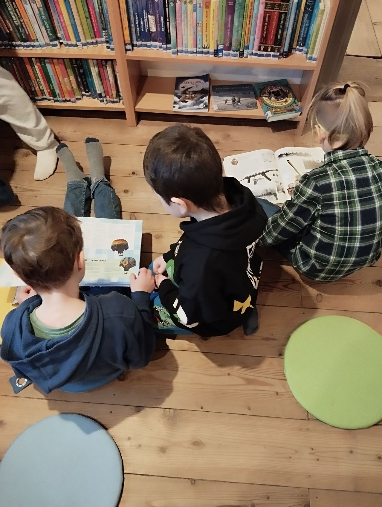 Bild enthält, Book, Library, Wood, Boy, Child, Male, Person, Furniture, Shelf, Bookcase