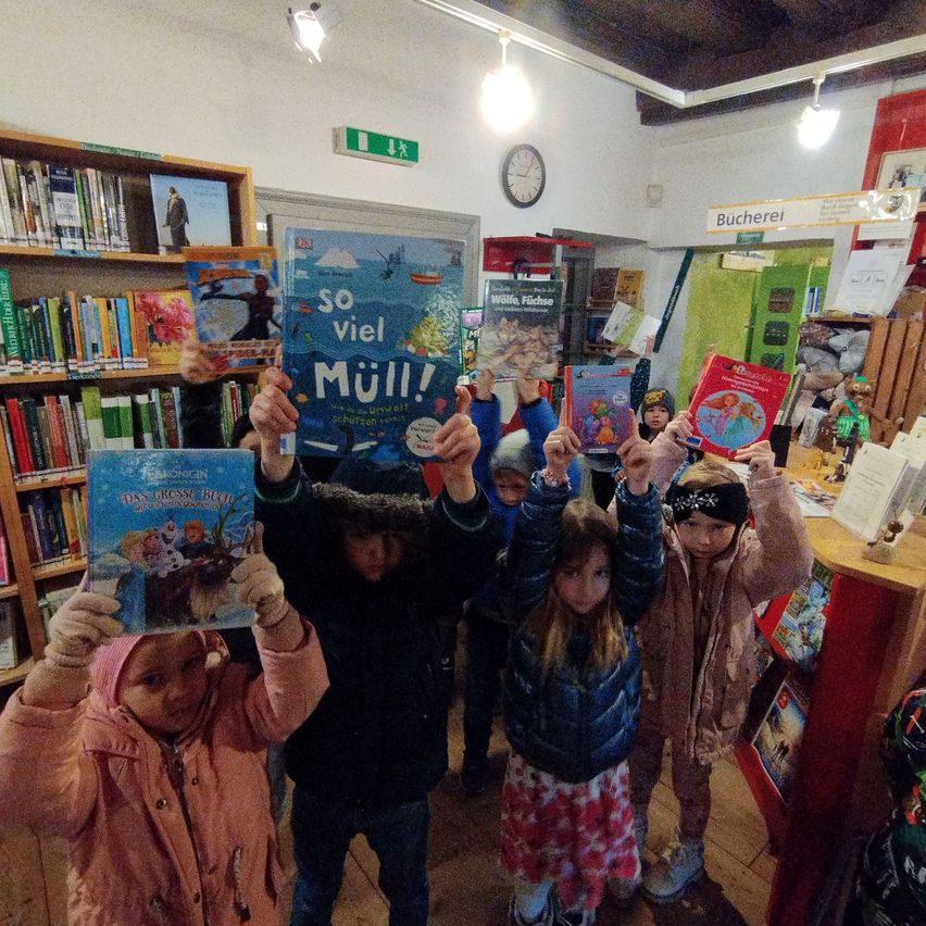 Bild enthält, Book, Publication, Library, Person, Adult, Male, Man, Child, Female, Girl