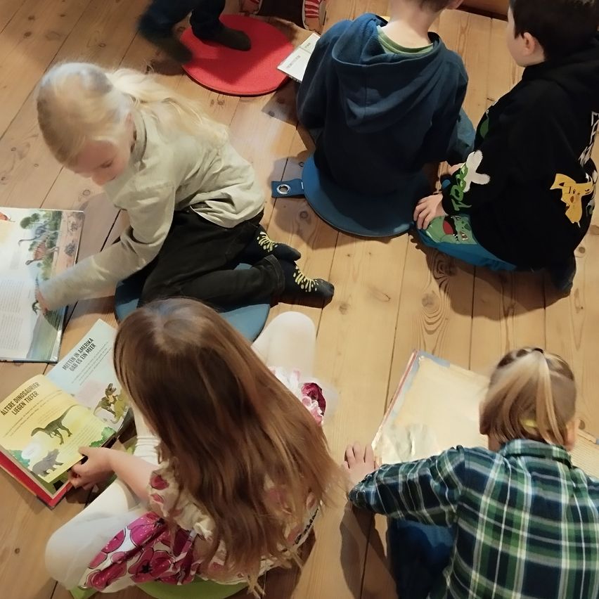 Bild enthält, Wood, Hardwood, Plywood, Floor, Flooring, Person, Reading, Child, Female, Girl