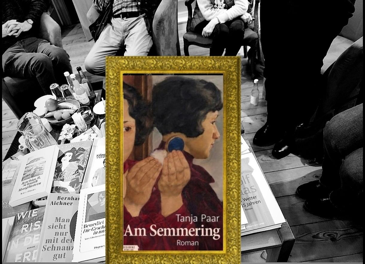 Ein Bilderrahmen mit einem Gemälde einer Frau mit einem blauen Kreis auf der Stirn und einem Spiegelbild einer anderen Frau, die ein Tuch hält.