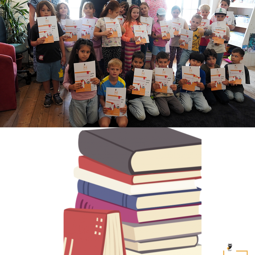 Eine Gruppe von Kindern hält Zertifikate vor einem Bücherregal. Sie lächeln und schauen in die Kamera.