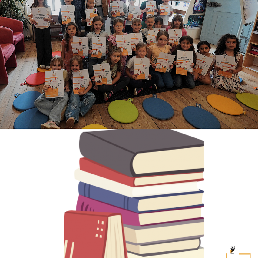 Eine Gruppe von Kindern, die Zertifikate halten, sitzen auf einem Holzboden mit bunten Kissen. Unten ein Stapel Bücher mit rotem Einband.