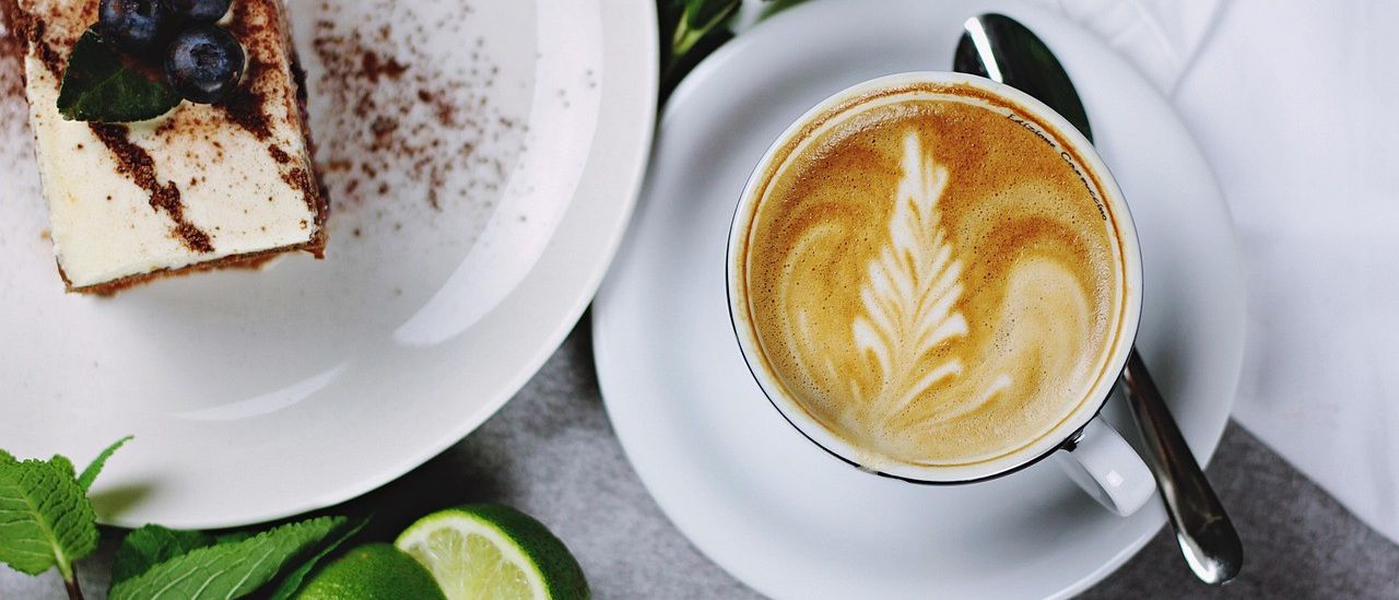 Bild enthält, Beverage, Coffee, Coffee Cup, Bread, Food, Cup, Plate, Latte Art, Fruit, Produce
