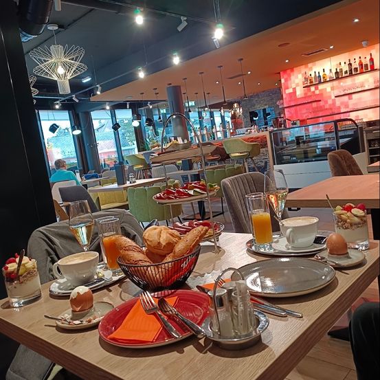 Bild enthält, Brunch, Food, Coffee, Coffee Cup, Urban, Person, Fork, Disposable Cup, Indoors, Chair