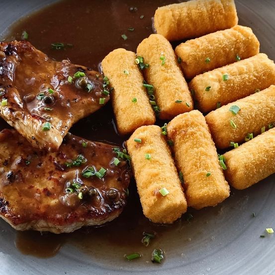 Bild enthält, Food, Food Presentation, Meat, Pork, Plate, Tater Tots, Bread