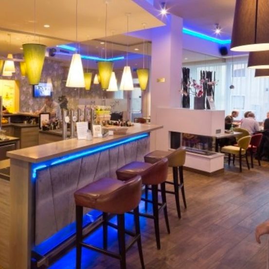 Bild enthält, Bar, Person, Architecture, Building, Indoors, Kitchen, Kitchen Island, Furniture, Chair, Monitor