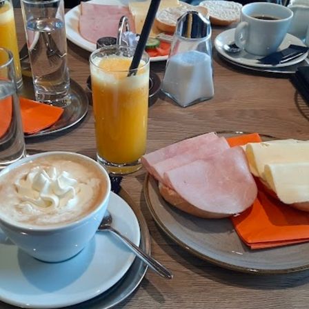 Bild enthält, Brunch, Food, Beverage, Coffee, Coffee Cup, Meat, Pork