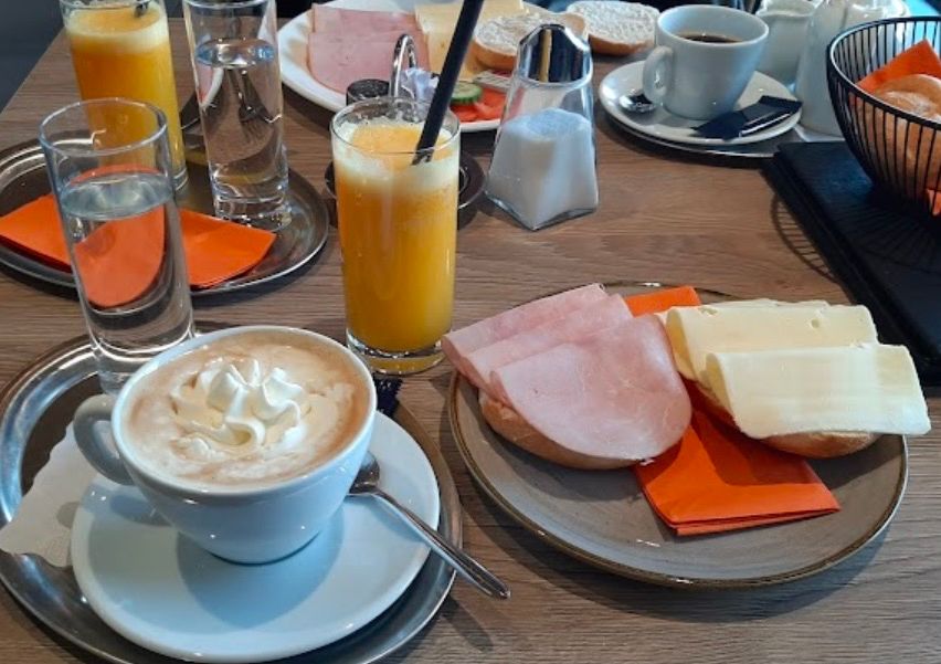 Bild enthält, Brunch, Food, Beverage, Coffee, Coffee Cup, Meat, Pork