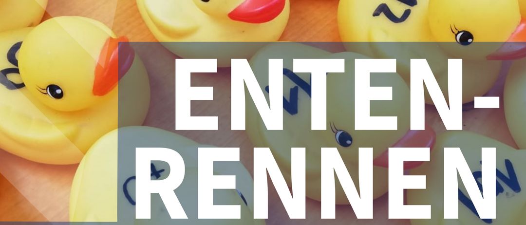 Plakat mit mehreren gelben Gummienten, jede mit einer anderen Nummer und Design, die eine Veranstaltung namens ENTEN-RENNEN am 12.07.2026 um 10:30 Uhr ankündigt.