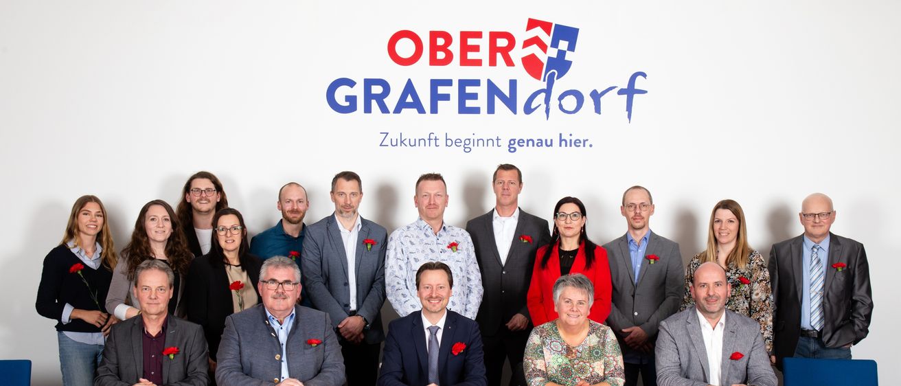 Bild enthält, People, Person, Groupshot, Adult, Female, Woman, Male, Man, Suit, Face