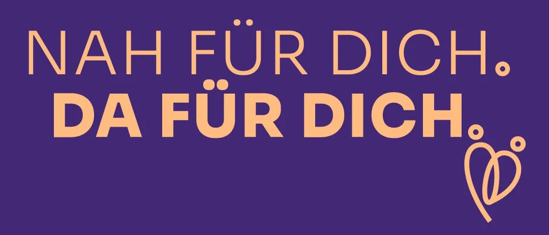 Ein lila Hintergrund mit weißem Text, der 'NAH FÜR DICH. DA FÜR DICH.' und darunter ein Herzsymbol liest.