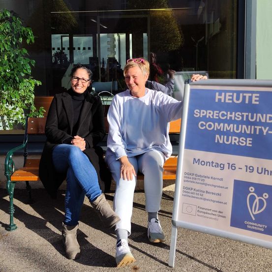 Bild enthält, Pants, Potted Plant, Person, Sitting, Bench, Furniture, Coat, Glasses, Portrait, People