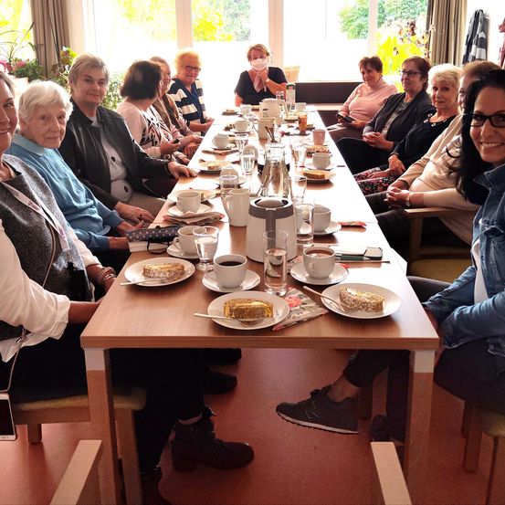 Bild enthält, Dining Room, Dining Table, Indoors, Table, Adult, Female, Person, Woman, Restaurant, Cafeteria