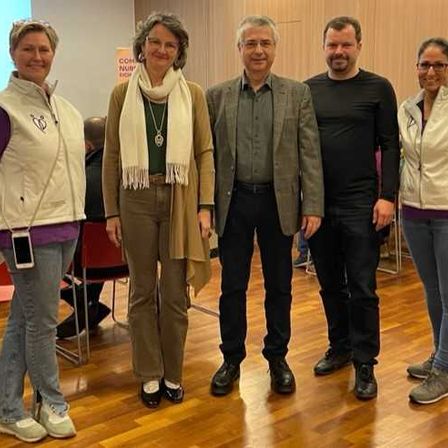 Bild enthält, People, Person, Pants, Coat, Jacket, Adult, Female, Woman, Wood, Man