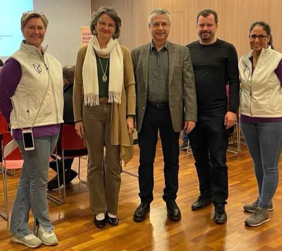 Bild enthält, People, Person, Pants, Coat, Jacket, Adult, Female, Woman, Wood, Man