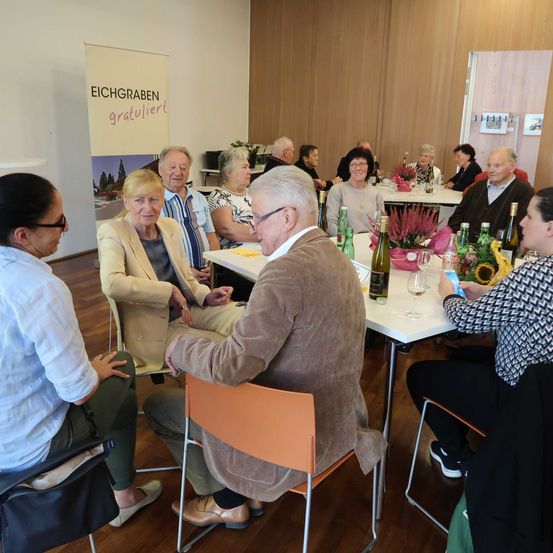 Bild enthält, Dining Room, Dining Table, Adult, Male, Man, Person, Restaurant, People, Female, Woman