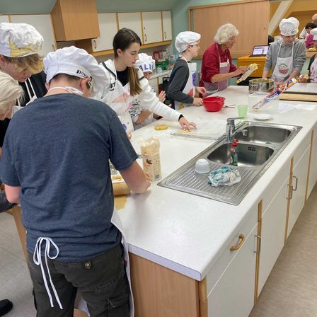 Bild enthält, Laboratory, Adult, Female, Person, Woman, Male, Man, Sink, Laptop, Sink Faucet