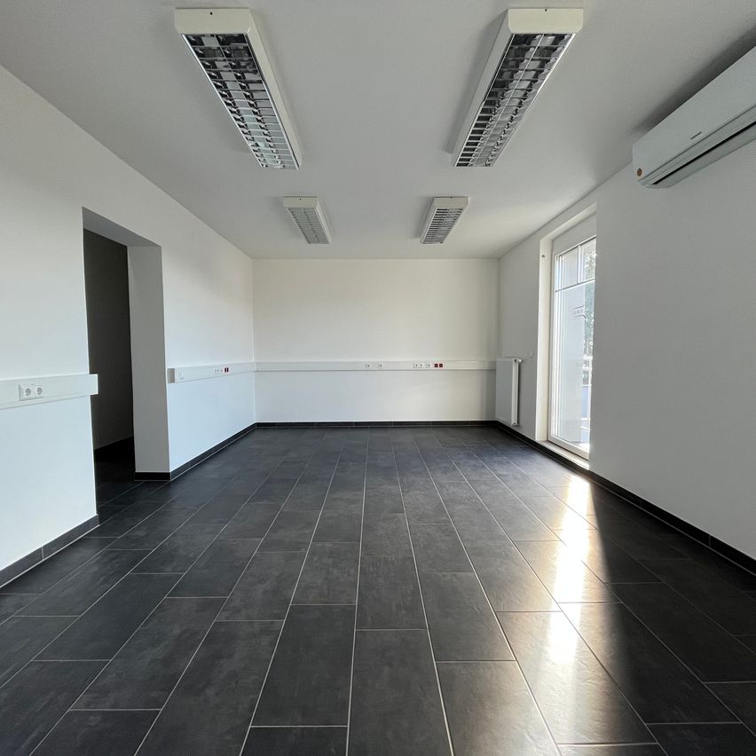 Bild enthält, Floor, Flooring, Architecture, Building, Indoors, Interior Design