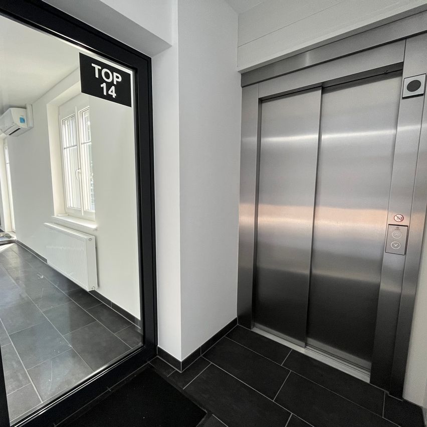 Bild enthält, Indoors, Elevator