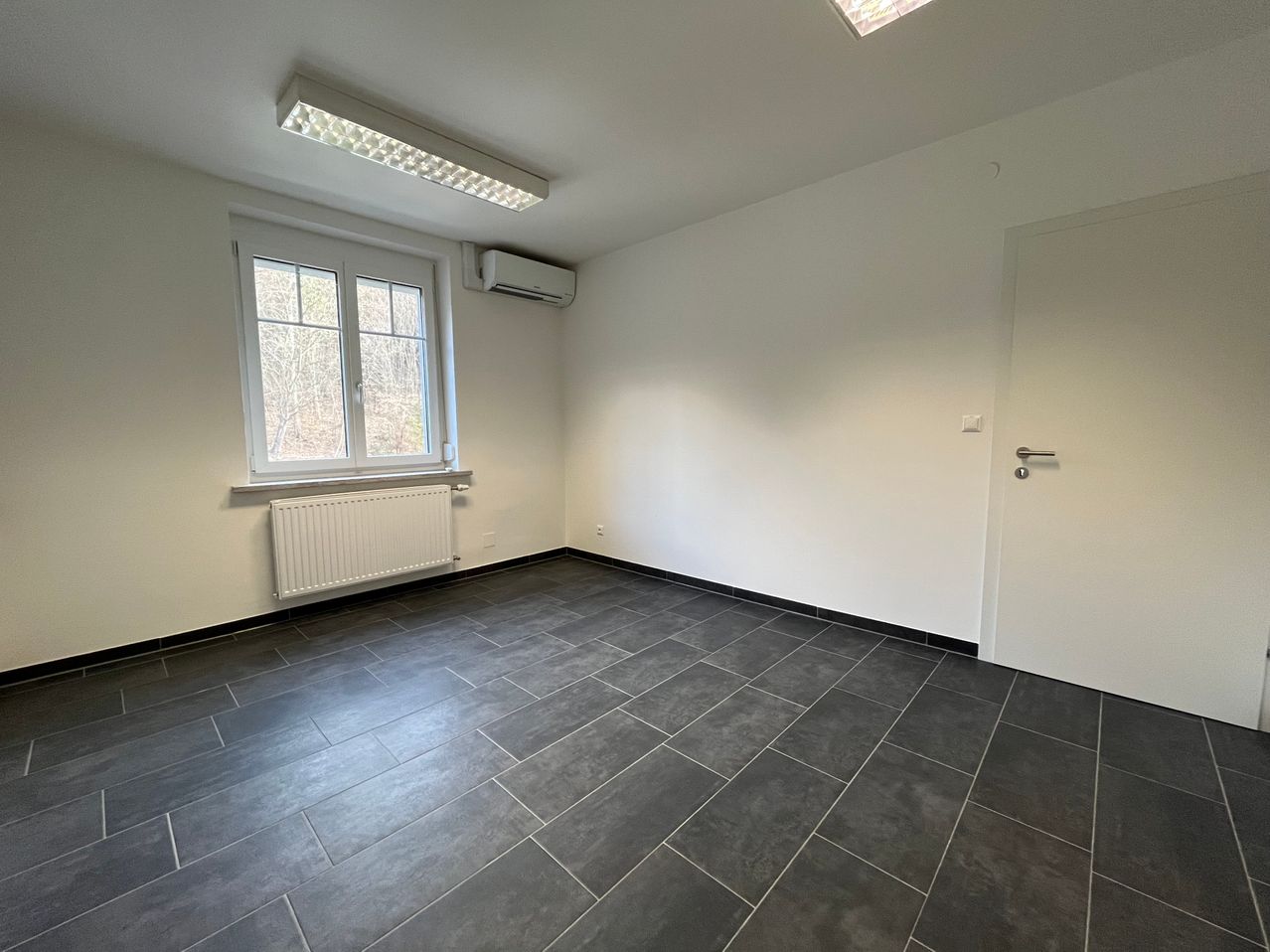 Bild enthält, Floor, Flooring, Indoors, Interior Design, Architecture, Building