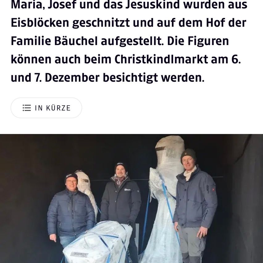 Drei Männer stehen neben eingewickelten Figuren in einem dunklen Raum. Eine Figur ist eine Krippe mit Maria, Josef und dem Christkind. Sie können am 6. und 7. Dezember besucht werden.