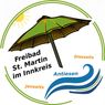 Eine Illustration mit einem grünen Regenschirm und einer Sonne, mit Text, der auf Freibad St. Martin im Innkreis Antiesen links und Dießseits rechts zeigt.