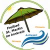Eine Illustration mit einem grünen Regenschirm und einer Sonne, mit Text, der auf Freibad St. Martin im Innkreis Antiesen links und Dießseits rechts zeigt.