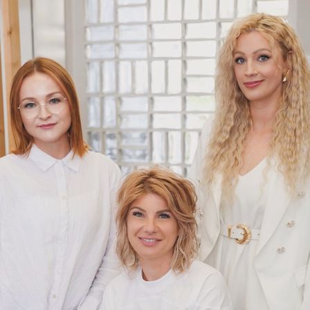 Bild enthält, Blonde, Hair, Person, Brown Hair, Head, Smile, Groupshot, Clothing, Coat, Blouse