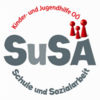 Das Logo für SuSA zeigt den Text 'SuSA' in großen grauen Buchstaben mit roten Spielsteinen darüber. Unter den Buchstaben befindet sich eine kreisförmige Anordnung von drei roten Spielsteinen, wobei 'Kinder- und Jugendhilfe OG' in Rot oben und 'Schule und Sozialarbeit' in Schwarz unten steht.