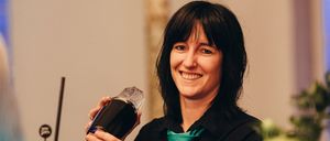 Bild enthält, Adult, Female, Person, Woman, Face, Head, Smile, Finger, Perfume, Tie