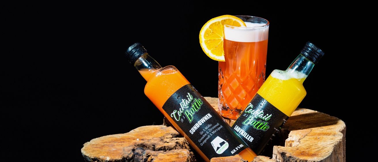 Bild enthält, Alcohol, Beer, Beverage, Tree, Glass, Lager, Beer Bottle, Bottle, Orange, Juice