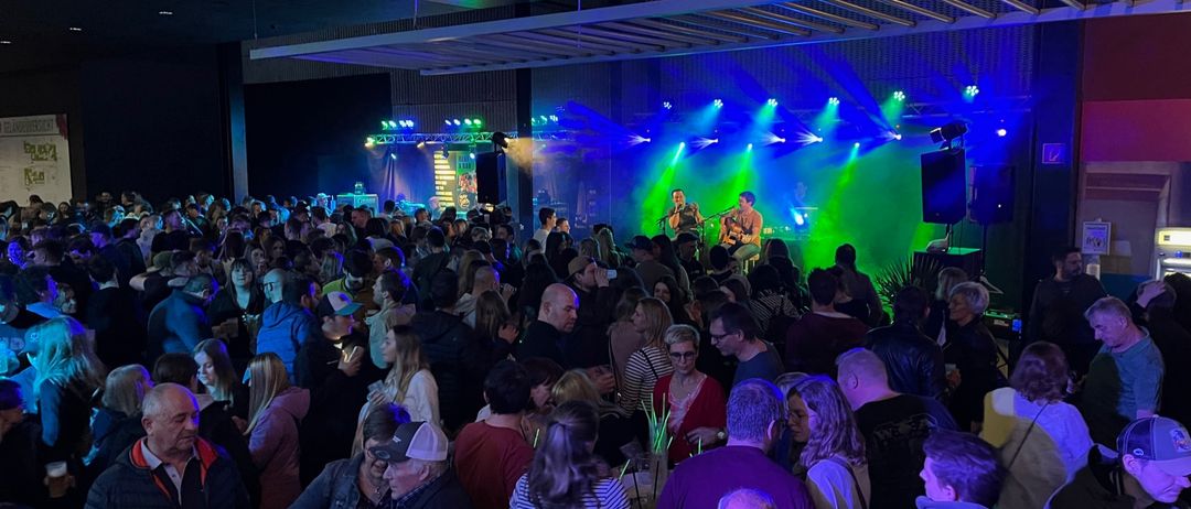 Bild enthält, Urban, Adult, Male, Man, Person, Night Life, Child, Female, Girl, Woman