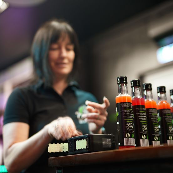 Bild enthält, Finger, Person, Adult, Female, Woman, Pub, Bottle, Face, Alcohol, Beverage