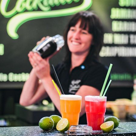 Bild enthält, Beverage, Soda, Alcohol, Bartender, Person, Bottle, Shaker