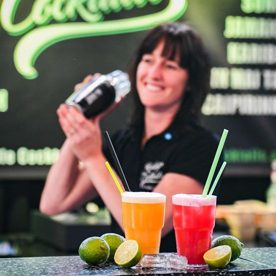 Bild enthält, Beverage, Soda, Alcohol, Bartender, Person, Bottle, Shaker