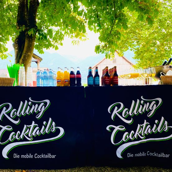 Bild enthält, Summer, Tree, Advertisement, Bottle, Grass, Outdoors, Nature, Text, Beverage, Herbal