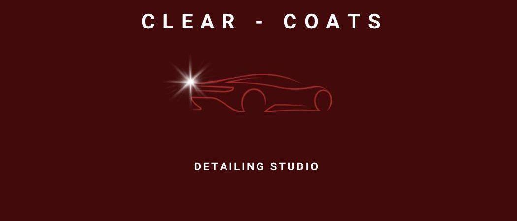 Ein burgunderroter Hintergrund mit einem Logo für das Clear Coats Detailing Studio. Eine rote Auto-Silhouette und ein Lichtstrahl befinden sich in der Mitte.