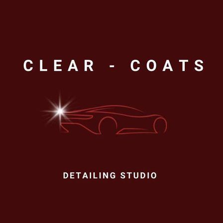 Ein dunkler roter Hintergrund mit einem Logo für ein Detailstudio. Das Logo zeigt ein elegantes Autodesign mit einem Scheinwerfer darüber. Der Text lautet 'CLEAR - COATS DETAILING STUDIO'.