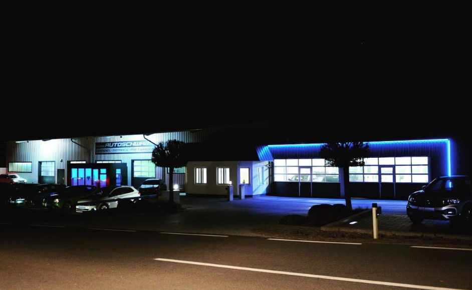 Bild enthält, Car, Transportation, Vehicle, Car Dealership, Architecture, Building, Indoors, Machine, Wheel, Lighting