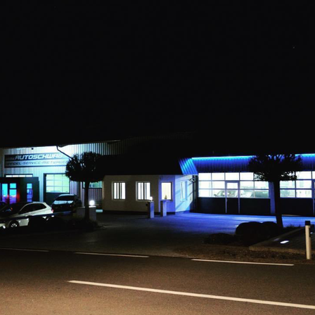 Bild enthält, Car, Transportation, Vehicle, Car Dealership, Architecture, Building, Indoors, Machine, Wheel, Lighting