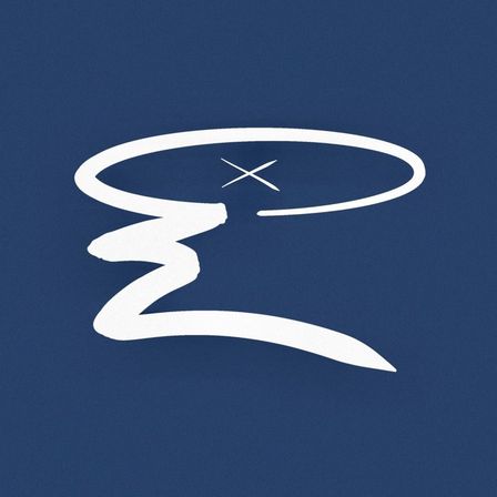 Eine stilisierte weiße Spirale mit einem weißen Kreuz in der Mitte auf blauem Hintergrund.