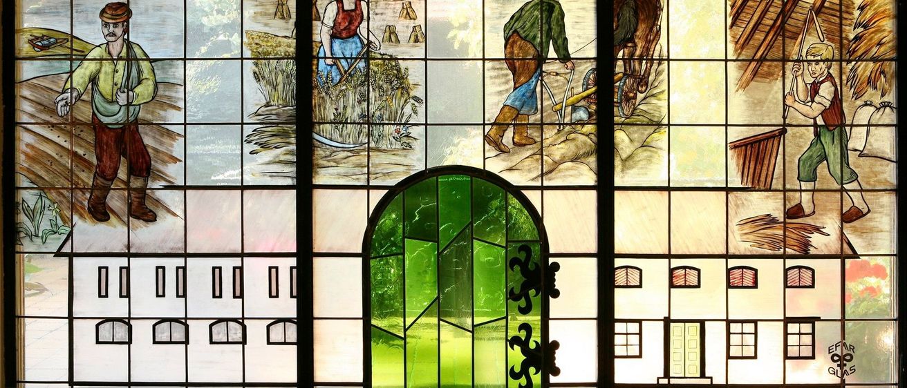 Bild enthält, Art, Adult, Male, Man, Person, Stained Glass, Face, Head