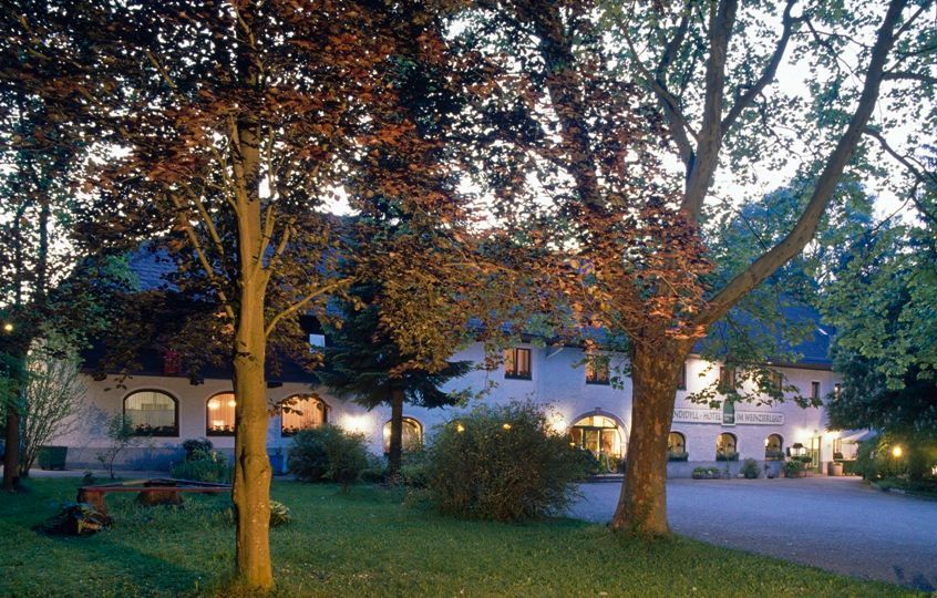 Bild enthält, House, Housing, Villa, Grass, Plant, Tree, Vegetation, Handbag, Outdoors, Woodland