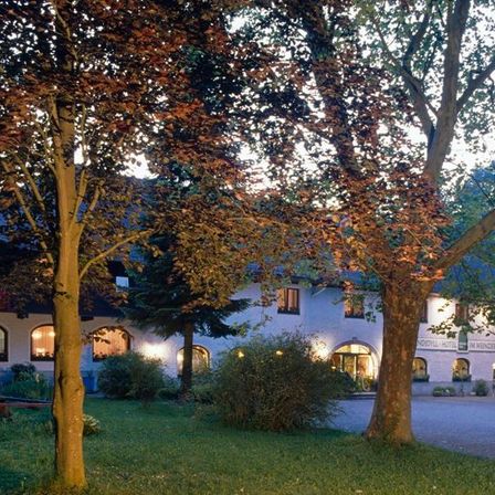 Bild enthält, House, Housing, Villa, Grass, Plant, Tree, Vegetation, Handbag, Outdoors, Woodland