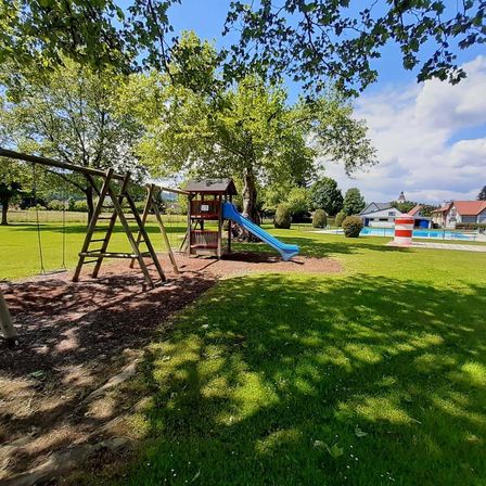 Bild enthält, Outdoors, Play Area, Grass, Plant