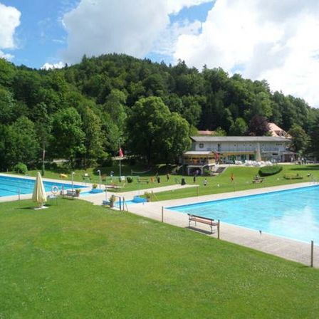 Bild enthält, Nature, Outdoors, Scenery, Hotel, Resort, Grass, Pool, Swimming Pool, Villa, Lakefront