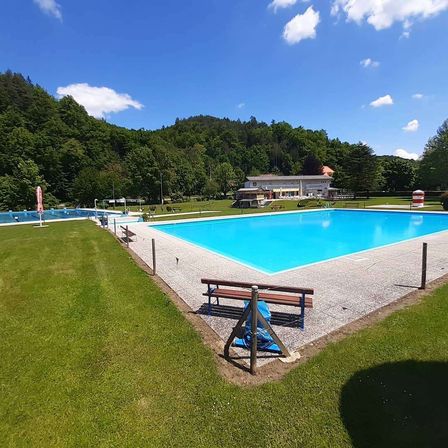 Bild enthält, Nature, Outdoors, Scenery, Pool, Water, Swimming Pool, Aerial View