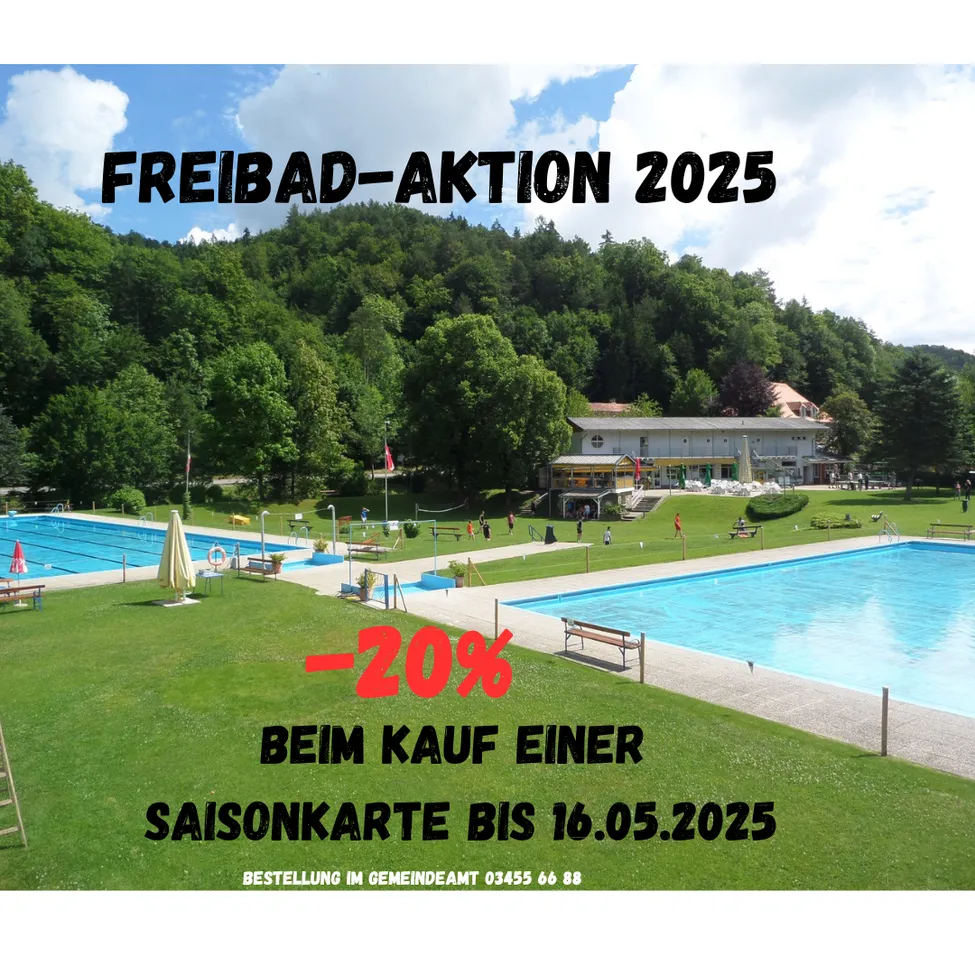 Werbeplakat für Freibad Aktion 2025. Ein großer Außenpool mit einem Gebäude im Hintergrund.