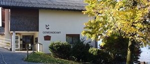 Bild enthält, Neighborhood, City, Building, Hotel, Housing, Villa, Grass, Outdoors, Shelter, Tree