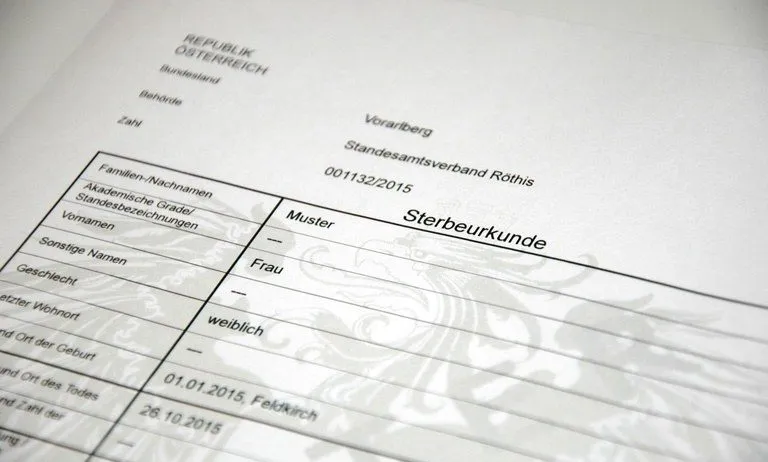 Amtlicher Ausweis aus Österreich, der ein Sterbeurkundenformular mit Details wie Familienname, akademische Grade, Geburtsort, Geschlecht und Todesdatum zeigt. Der Ausweis ist für die Republik Österreich.